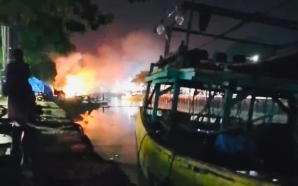 Thumbnail Berita - Konflik Nelayan di Pasuruan Memanas, Perahu Dibakar dan Satu Warga Terkena Bacok