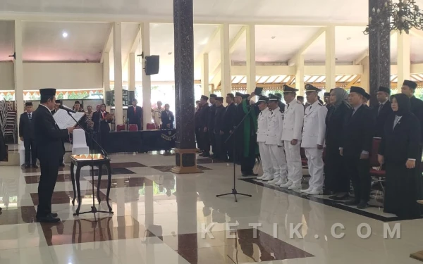 Thumbnail Berita - Lantik 15 Pejabat Pemkab Bondowoso, Bupati Abdul Hamid Tekankan Profesionalisme dan Pelayanan Tanpa Sekat