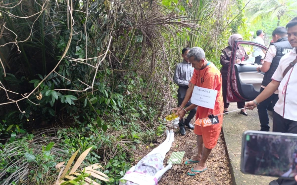 Thumbnail Berita - Rekonstruksi Pembunuhan Guru Lansia di Palembang: Korban Dijerat dan Jasadnya Dibakar Tetangga