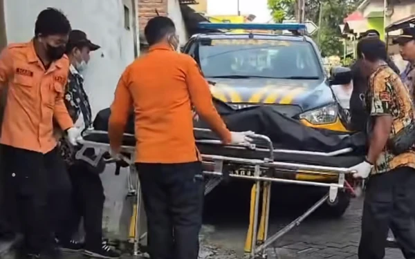Thumbnail Berita - Tim Call 112 Surabaya Evakuasi Jenazah Pria di Dalam Kamar Rumah