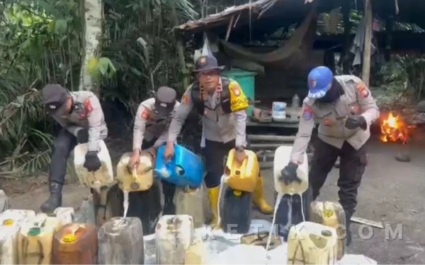 Thumbnail Berita - Kapolsek Gane Barat Pimpin Operasi Pekat, Bongkar Penyulingan dan Musnahkan 775 Liter Miras