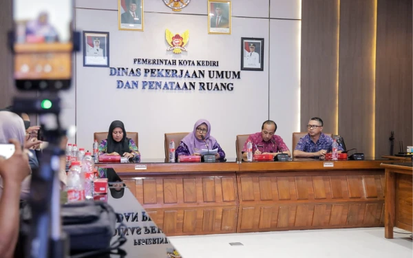 Thumbnail Berita - Mangkrak Bertahun-tahun, Pemkot Kediri Segera Tuntaskan Pembangunan RTH Alun-Alun