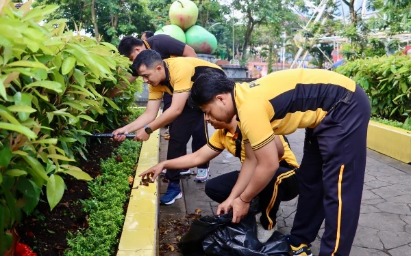 Thumbnail Berita - Tindak Lanjuti Arahan Presiden, Polres Batu Bersama Pemkot Korve di Alun-Alun Kota Batu