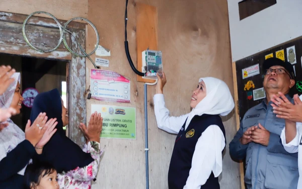 Thumbnail Berita - Kejar Elektrifikasi Penuh, Pemprov Jatim Pasang Listrik Gratis bagi Ribuan RTM