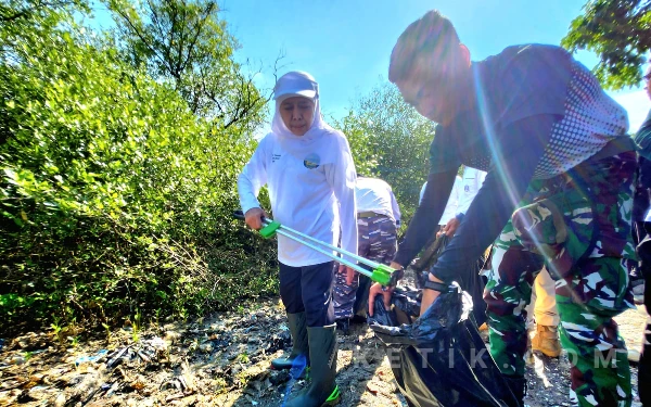 Thumbnail Berita - [FOTO]  Aksi-Aksi Khofifah dan Pramuka Bersih Pantai di Suramadu