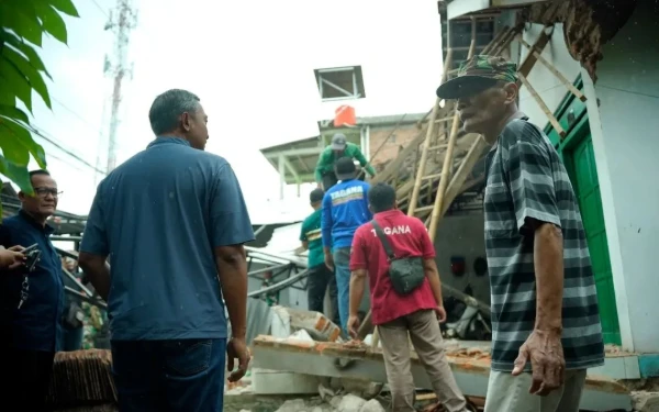 Thumbnail Berita - Pascagempa Pacitan, Bupati Aji Tinjau dan Salurkan Bantuan Darurat ke Warga