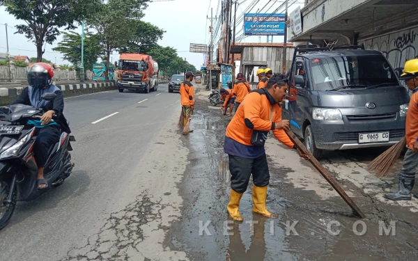 Thumbnail Berita - Dikeluhkan Warga, Sedimentasi Drainase Jalan Nasional Pesantunan Brebes Akhirnya Dikeruk