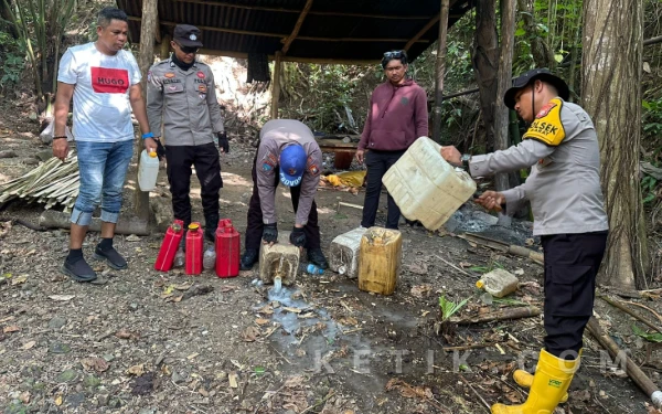 Thumbnail Berita - Polsek Gane Barat Bakar ‘Dapur’ Cap Tikus di Bosso
