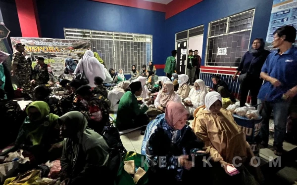 Thumbnail Berita - Tak Bisa Masuk Venue Meski Datang Lebih Awal, Jemaah dari Ngantang Tetap Semangat Bermuhajadah Kubro 1 Abad NU