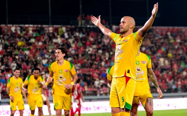 Thumbnail Berita - Persebaya Lumat Tuan Rumah Bali United 1-3, Perovic Cetak Gol dengan Kepala Berbalut Perban