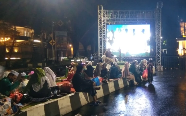 Cerita Nahdliyin di Stadion Gajayana, Datang Lebih Awal dan Rela Hujan-hujanan demi 1 Abad NU