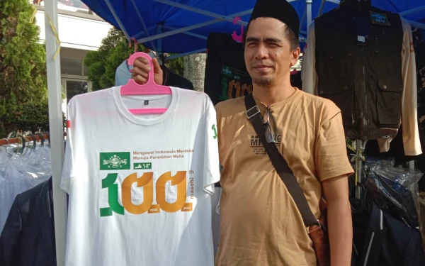 Thumbnail Berita - Berkah Mujahadah Kubro 1 Abad NU, Pedagang Atribut NU Laris Manis