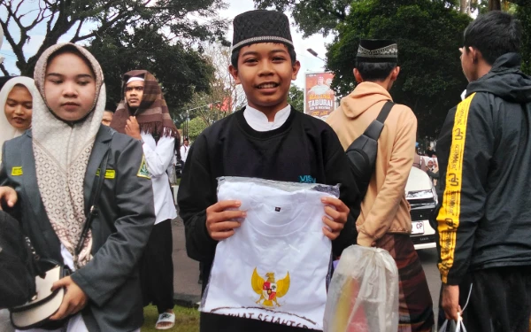 Thumbnail Berita - Dapat Kaus dari Presiden Saat Hadiri Mujahadah Kubro 1 Abad NU, Fachri: Terima Kasih, Pak Prabowo