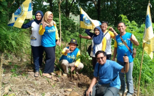 Thumbnail IKA Unair Tulungagung bersama Komunitas Peduli Lingkungan Hijaukan Bukit Dondong