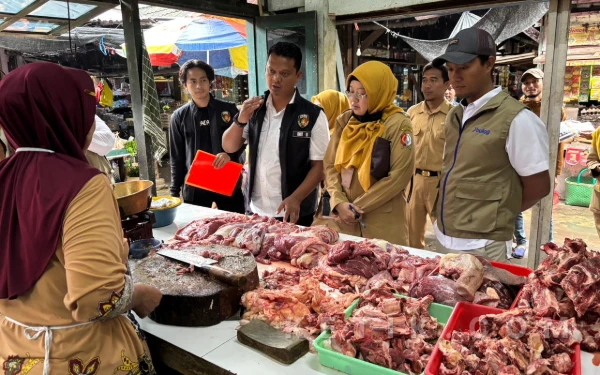 Thumbnail Berita - Jelang Ramadan 2026, Satgas Saber Polres Bojonegoro Sidak Harga Sembako di Pasar Kota