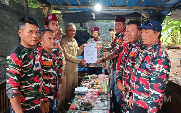 Thumbnail Berita - Perkuat Legalitas Ormas, Bakesbangpol Pemalang Serahkan SKKO ke LMP