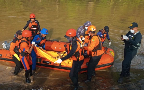Thumbnail Berita - Warga Malang yang Tenggelam di Pantai Sine Tulungagung Ditemukan dalam Kondisi Meninggal Dunia