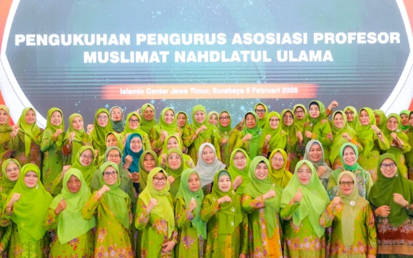 Thumbnail Berita - Khofifah Dorong Penguatan Peran Intelektual Perempuan saat Rakornas Profesor Muslimat NU