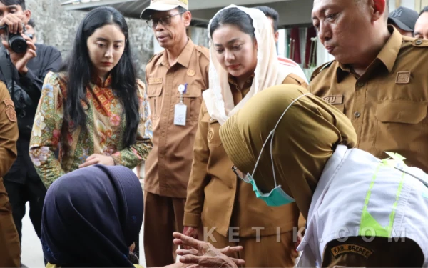 Thumbnail Berita - Pemkab Brebes Gencar Salurkan Bantuan Sosial dan Pelayanan Kesehatan Door to Door