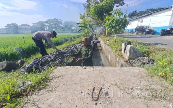Thumbnail Berita - Antisipasi Banjir, Anggota TNI-Polri dan Satpol PP Kecamatan Kalitidu Gelar Kerja Bakti