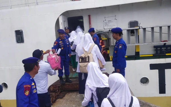 Thumbnail Berita - Humanis, Satpolairud Polres Situbondo Amankan Kepulangan Ratusan Santri di Pelabuhan JangkarSatpolairud Polres Situbondo kembali memberikan pelayanan kepulangan santri secara berjamaah dan hu