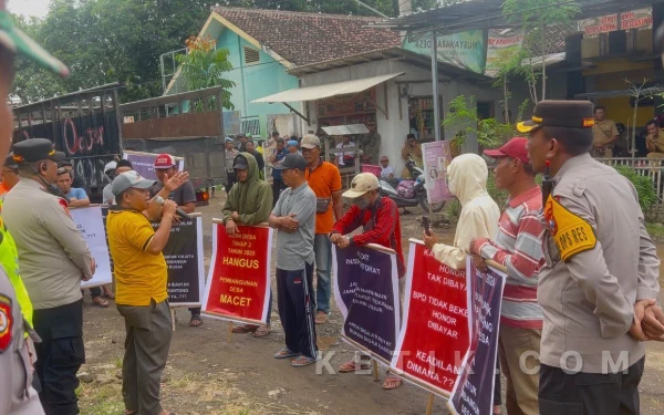 Thumbnail Berita - Soroti Dugaan Ketertutupan Dana Desa, Warga Ramban Kulon Turun ke Jalan, Aparat Kawal Secara Persuasif