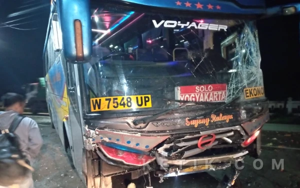 Thumbnail Berita - Kronologi Mobil Espas Tabrakan dengan Bus Sugeng Rahayu di Perak Jombang, Satu Orang Luka