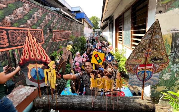 Thumbnail Berita - Kreatif! Kapolsek Kediri Kota Jadi Dalang Wayang Kardus Demi Edukasi Tertib Lalu Lintas