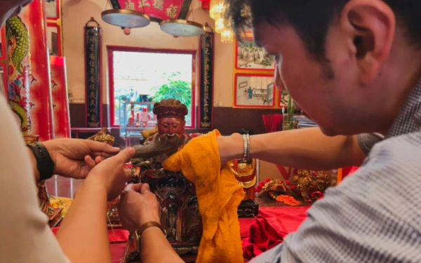 Thumbnail Berita - Jelang Imlek 2577, Umat Tionghoa Kelenteng Eng An Kiong Gelar Kota Malang Ritual Bersihkan Rupang