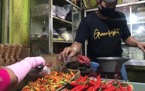 Thumbnail Berita - Kian Pedas, Harga Cabai di Kota Malang Tembus Hingga Rp 100 Ribu Per Kilogram