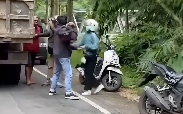 Thumbnail Berita - Cekcok Usai Nyalip, Sopir Dump Truck Pukul Pengendara Hingga Kepala Robek