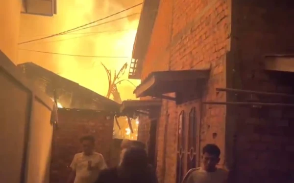 Thumbnail Berita - Ledakan Diduga dari Tabung Gas, Kebakaran Hanguskan Belasan Rumah di Kertapati