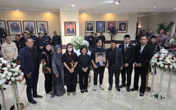 Thumbnail Berita - Isak Tangis di Gedung DPRD, Istri Cak Awi Sampaikan Permohonan Maaf dan Terima Kasih