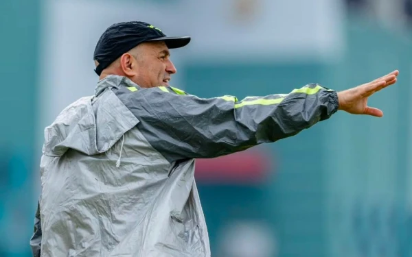 Thumbnail Berita - Head to Head Bernardo Tavares dan Paul Munster, Persebaya Siap Unjuk Kekuatan di GBT