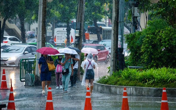 Thumbnail Berita - Jakarta dan Bandung Hujan Ringan, Berikut Prakiraan Cuaca 13 Februari 2026