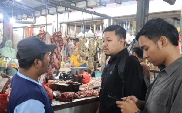 Thumbnail Berita - Jelang Ramadan, RPH Surabaya Monitor Harga Daging di Pasar Tradisional