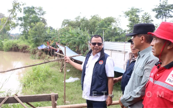 Thumbnail Berita - Wabup Brebes Wurja Tinjau Lokasi Banjir, Instruksikan Perbaikan Tanggul Kritis