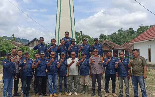 Thumbnail Berita - Kapolsek Gondang Apresiasi Penanaman Pohon PJI Bojonegoro di HPN 2026