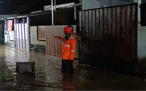 Thumbnail Berita - Banjir di Kawasan Kota Jember, Puluhan KK Warga Villa Indah Tegal Besar Mengungsi
