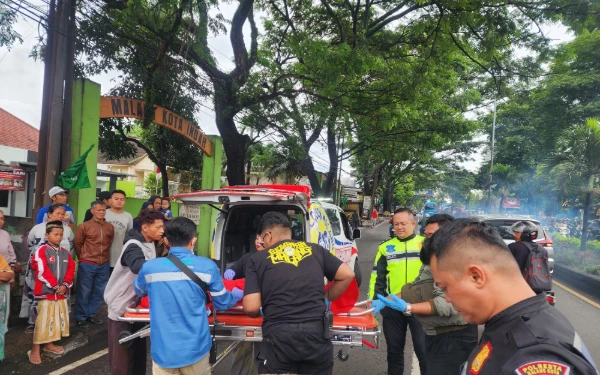 Thumbnail Berita - Oleng Usai Hindari Penyeberang, Pemotor di Kota Malang Tewas Tabrak Median Jalan