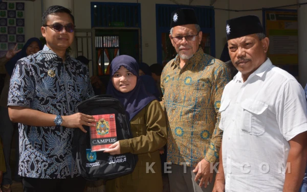 Thumbnail Berita - Wali Kota dan Wakil Wali Kota Langsa Salurkan 13.186 Paket Peralatan Sekolah Pascabanjir
