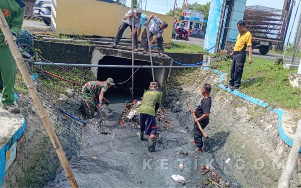 Thumbnail Berita - Dukung Gerakan Indonesia Asri, Babinsa Kodim Bojonegoro dan Masyarakat Karya Bakti Serentak Bersihkan Lingkungan