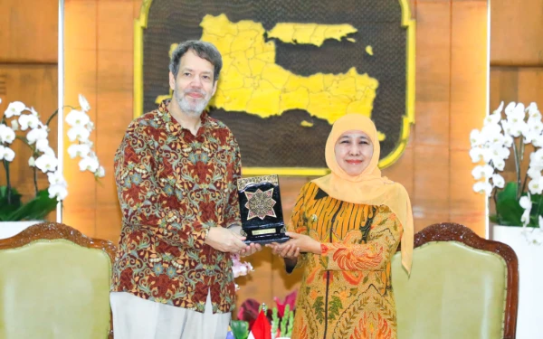 Thumbnail Berita - Gubernur Jawa Timur Sambut Kunjungan Dubes Swedia, Kerja Sama Transportasi dan Pendidikan Jadi Fokus Utama
