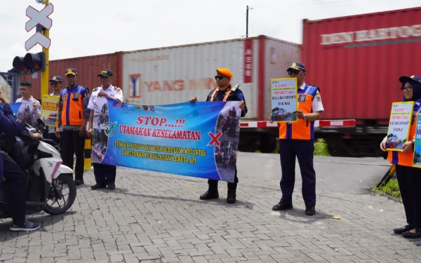 Thumbnail Berita - Dorong Keselamatan Transportasi, KAI Daop 8 Surabaya Bersama Dishub Kota Surabaya Gelar Edukasi Perlintasan Sebidang
