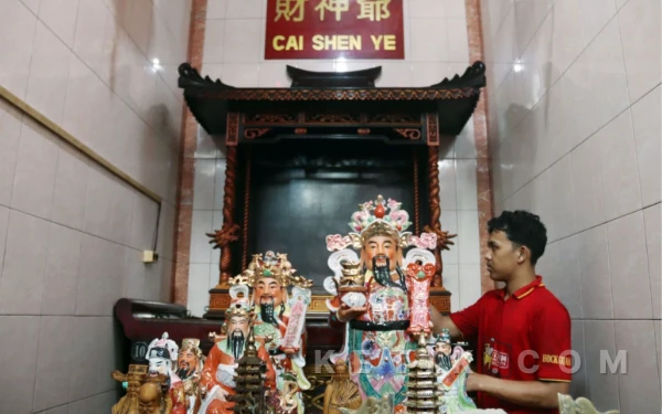 Thumbnail Berita - Menengok Ritual Kelenteng Hong San Koo Tee Surabaya, Bersih-bersih Rupang Saat Dewa Melapor ke Langit