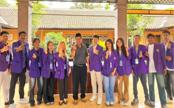 Thumbnail Berita - Dukung Reformasi Birokrasi, Mahasiswa Administrasi Publik Unitri Bantu Implementasi Satu Data di Desa Banturejo