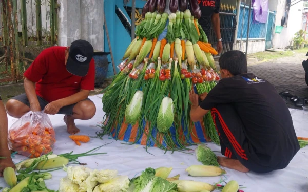 Thumbnail Berita - Dua Gunungan Sayur Warnai Tradisi Megengan di Manukan Kulon Surabaya