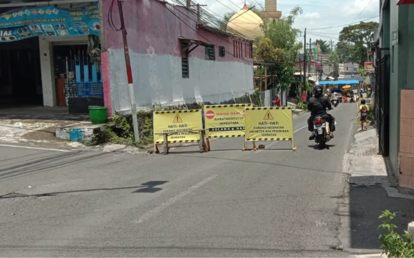 Thumbnail Berita - Jembatan Bailey Sonokembang Kota Malang Ditutup Total, Masih Banyak Pengendara Motor Putar Balik