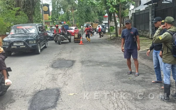 Thumbnail Berita - Jalan Santawi Cepat Ditangani Usai Aduan Masuk, Pemkab Bondowoso Tegaskan Tak Antikritik