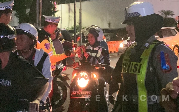 Thumbnail Berita - Polres Blitar Kota Kampanyekan Tertib Lalu Lintas dengan Bagikan Cokelat di Hari Valentine